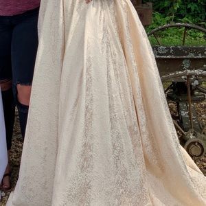 selling my prom dress. only worn once. comes in a dress bag